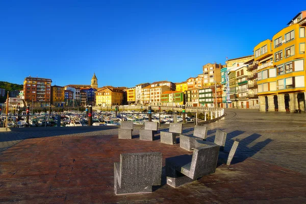 Bermeo haven en dorp met mooie huizen in Baskenland — Stockfoto