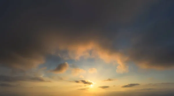 Schöne Coudscape Bei Sonnenuntergang Mit Sonne Und Roten Wolken — Stockfoto