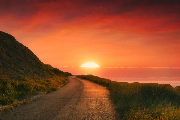 Weg Zur Sonne Bei Rotem Sonnenuntergang — Stockfoto
