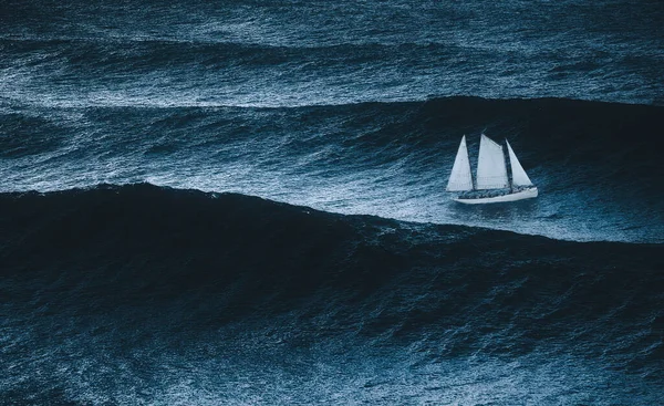 Segelboot Auf Dem Meer Mit Sturm Und Großen Wellen lizenzfreie Stockbilder