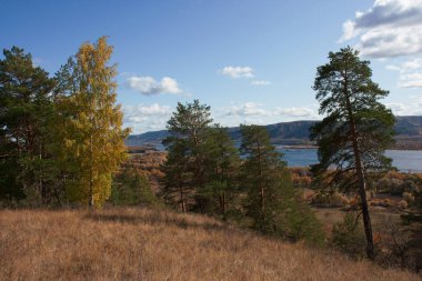 Volga Nehri ve sonbaharda Togliatty city yakınındaki Zhiguli tepeler üzerinde görünüm.
