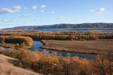 Volga Nehri ve sonbaharda Togliatty city yakınındaki Zhiguli tepeler üzerinde görünüm.