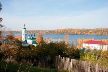 Sonbaharda Volga Nehri'nde Ples şehir