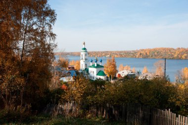 Sonbaharda Volga Nehri'nde Ples şehir