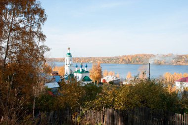 Sonbaharda Volga Nehri'nde Ples şehir