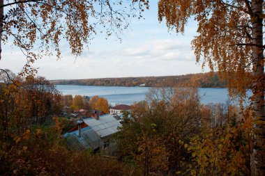 Sonbaharda Volga Nehri'nde Ples şehir