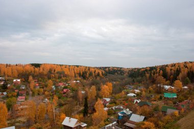 Sonbaharda Volga Nehri'nde Ples şehir