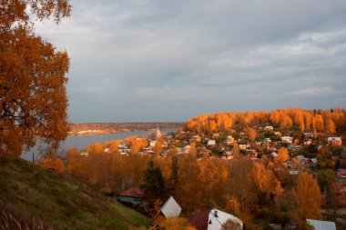 Sonbaharda Volga Nehri'nde Ples şehir