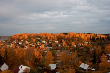 Sonbaharda Volga Nehri'nde Ples şehir