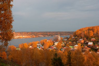 Sonbaharda Volga Nehri'nde Ples şehir