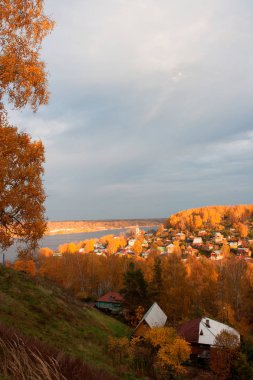Sonbaharda Volga Nehri'nde Ples şehir