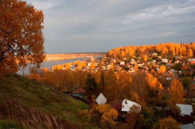 Sonbaharda Volga Nehri'nde Ples şehir