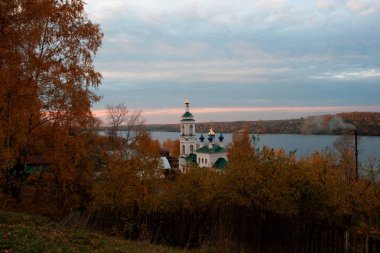 Sonbaharda Volga Nehri'nde Ples şehir