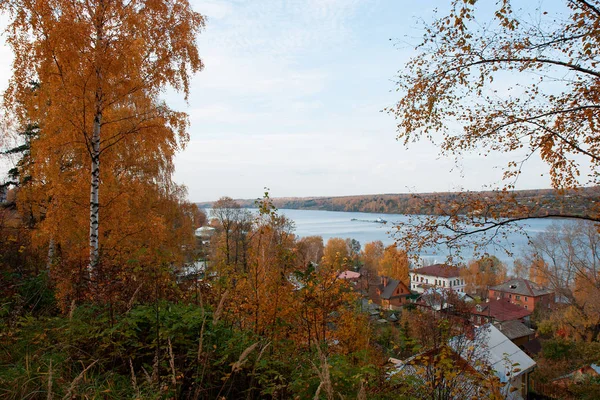Sonbaharda Volga Nehri Nde Ples Şehir — Stok fotoğraf