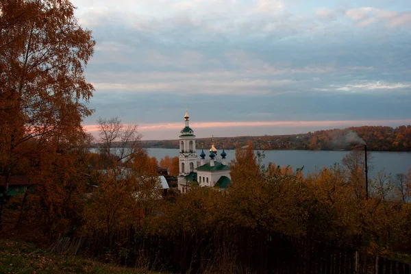 Демократичні Принципи Місто Річці Волга Восени — стокове фото