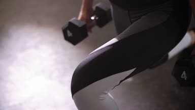 Dumbbell spor salonunda egzersiz ile tanınmaz atlet