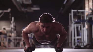 Kaslı adam gönderme yapıyor dumbbell ile ups