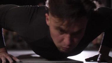 Belirlenen gönderme yapan erkek ups sağlık kulübünde