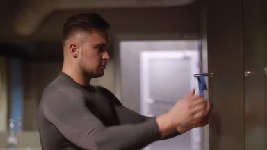 Adamı daha önce eğitim salonunda