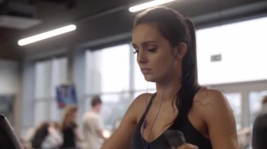 Spor salonunda egzersiz kulaklık kadınla