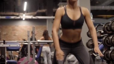 Çömelme ve spor salonunda atlama kadın