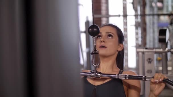 Entschlossene Frau Trainiert Fitnessstudio — Stockvideo