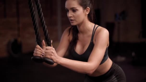 女运动员在健身房锻炼 — 图库视频影像