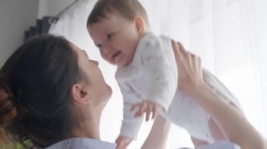 Mutlu anne ile bebeği birlikte yatak oynama