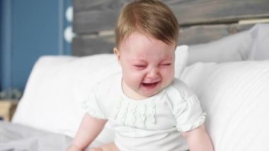 Yorgun bebek odasına ağlaması