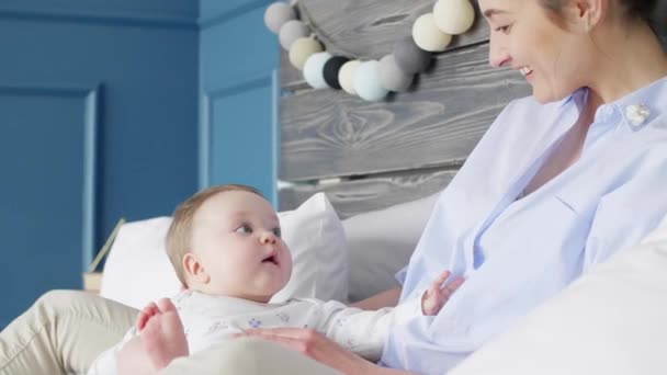 Mãe Alegre Cuidando Seu Bebê — Vídeo de Stock