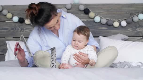 Madre Bambina Guardando Libro Foto Sul Letto — Video Stock