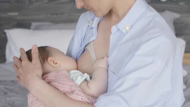 Mãe Irreconhecível Amamentando Seu Bebê Cama — Vídeo de Stock