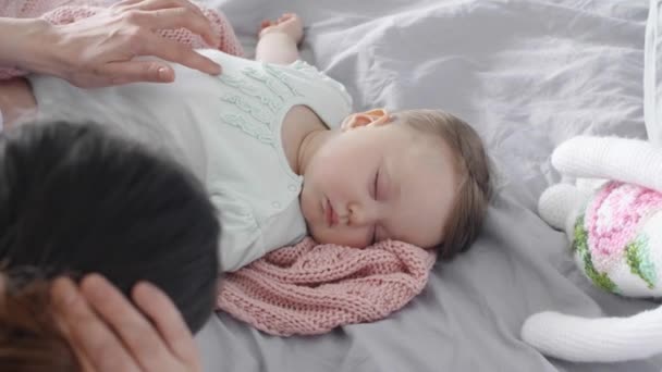 Madre Sobreprotectora Admirando Bebé — Vídeos de Stock