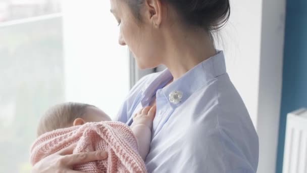 Mulher Afetuosa Amamentando Seu Bebê — Vídeo de Stock