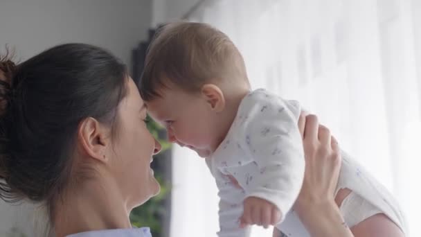 Jonge Moeder Met Plezier Met Haar Baby — Stockvideo