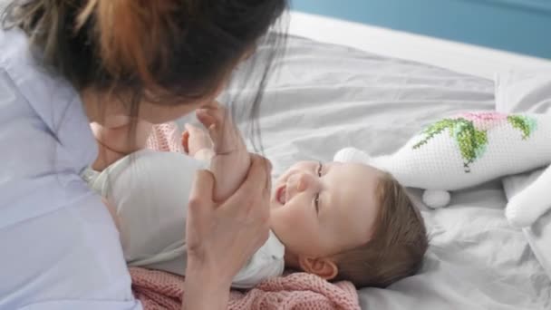 Vista Posteriore Della Madre Del Bambino Sdraiati Sul Letto — Video Stock