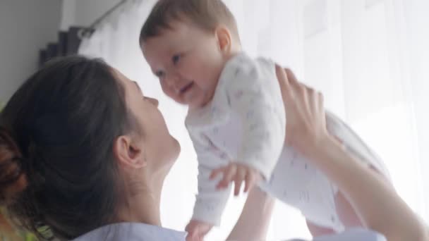 Szczęśliwa Matka Dzieckiem Grając Razem Sypialni — Wideo stockowe