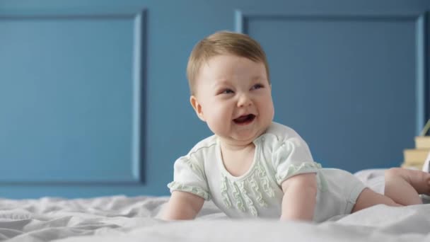 Bebê Irritado Deitado Frente Chorando — Vídeo de Stock