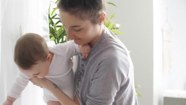 Jeune Femme Obtenir Son Bébé — Video