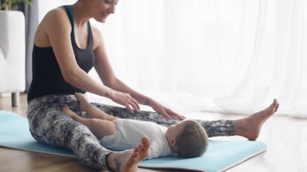 Μητέρα Και Μωρό Άσκηση Στο Σπίτι — Αρχείο Βίντεο