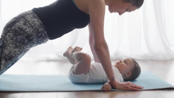 Madre Haciendo Flexiones Besando Bebé — Vídeos de Stock