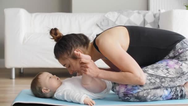 Fröhliche Frau Beim Training Mit Ihrem Kleinen Mädchen Hause — Stockvideo