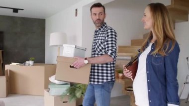 Genç çift taşınıyor.