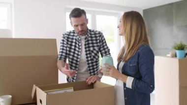 Genç çift onların kutuları açma