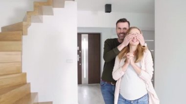 Genç çift yeni daire