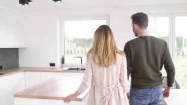 Yeni apartmanda genç evlilik