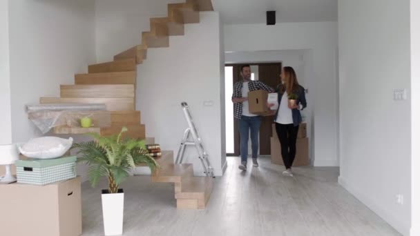 Jovem Casal Mudando Novo Apartamento — Vídeo de Stock