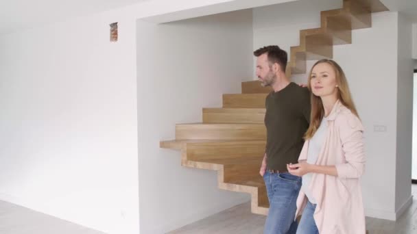 Casal Assistindo Seu Novo Apartamento — Vídeo de Stock