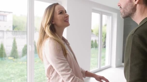 Couple Joyeux Regardant Autour Leur Nouvel Appartement — Video