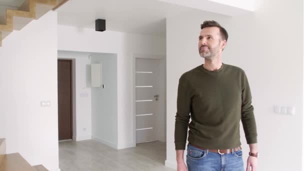 Homem Assistindo Seu Novo Apartamento — Vídeo de Stock